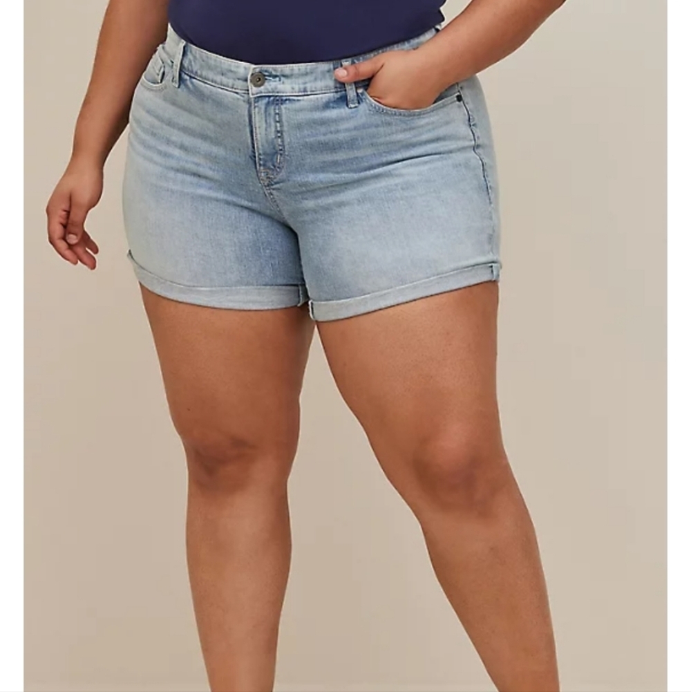 🆕️🩴22W MID RISE MIDI JEAN SHORT - VINTAGE STRETCH LIGHT WASH DENIM🩴